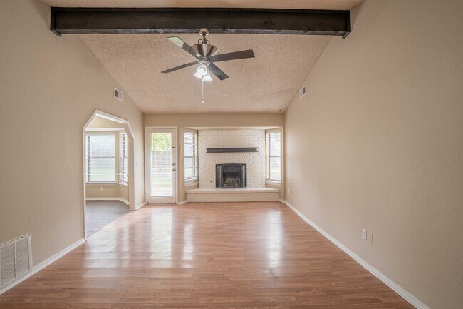 Building Photo - 3 Bed / 2 Bath in East Tulsa!