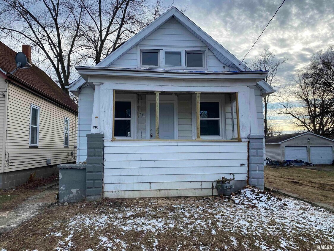 Primary Photo - 910 W McClure Ave