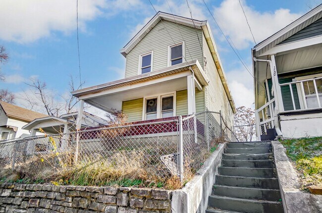 Foto del edificio - Three Bedroom Home in Hamilton!