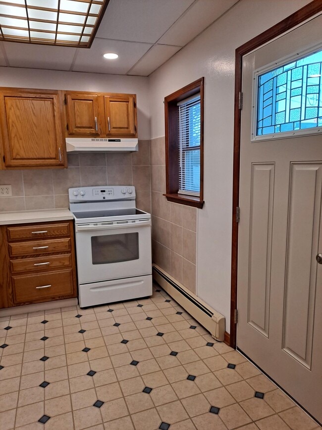 kitchen private entry - 837 W Liberty St