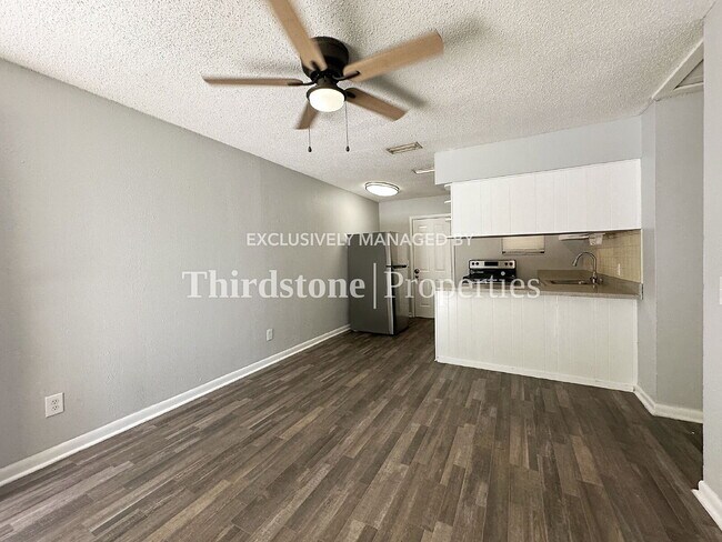 Building Photo - 1160 Comanche St