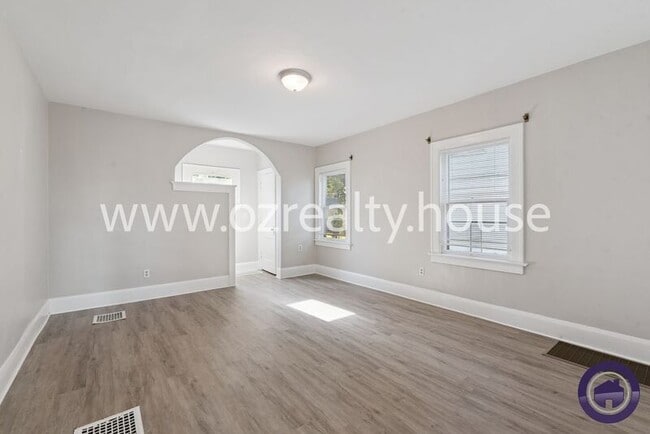 Building Photo - 1735 Roosevelt Cir