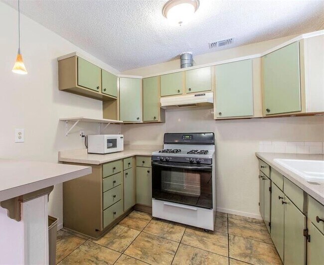 Foto del edificio - 1704 Magnolia Dr