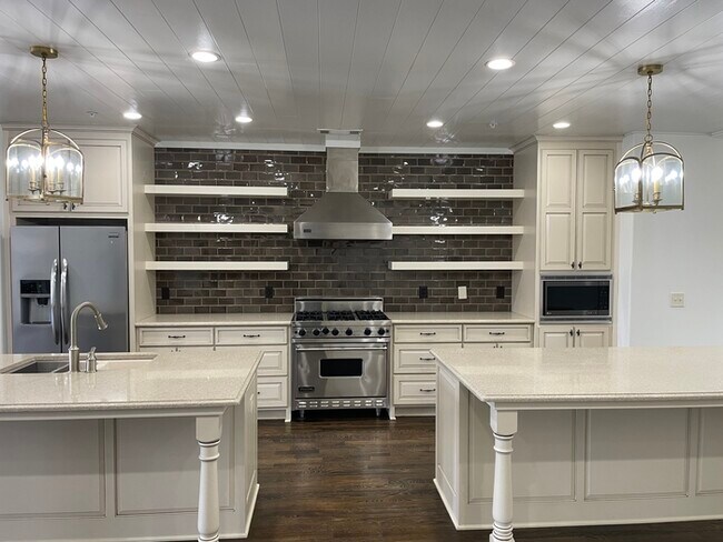 Building Photo - Amazing Condo in Commercial District of Vi...