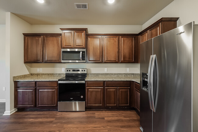 Building Photo - 425 Clover Cir