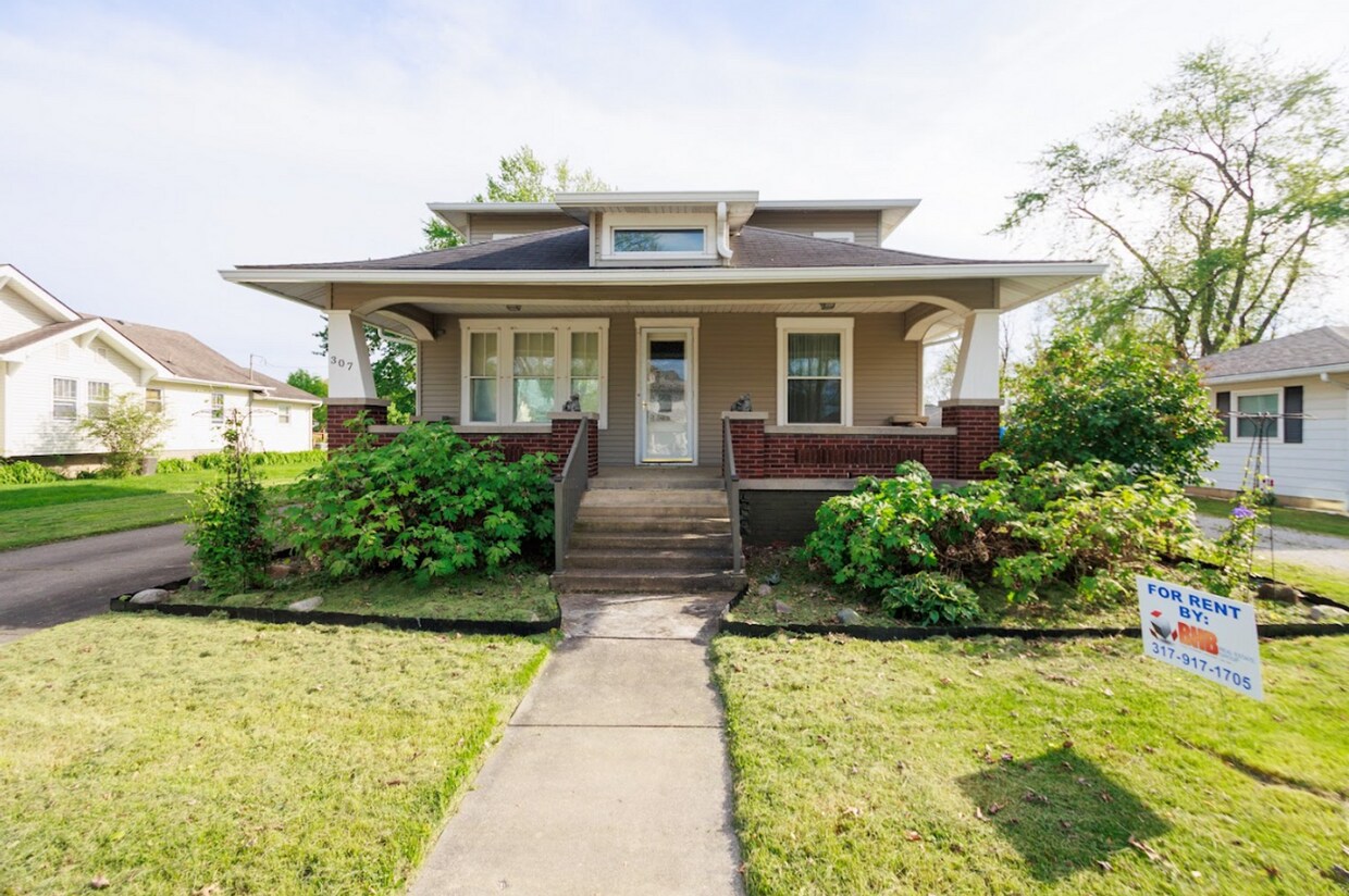 Foto principal - Updated Three Bedroom Single Family Home i...