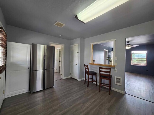 Building Photo - Charming 2 Bedroom With Valley View!