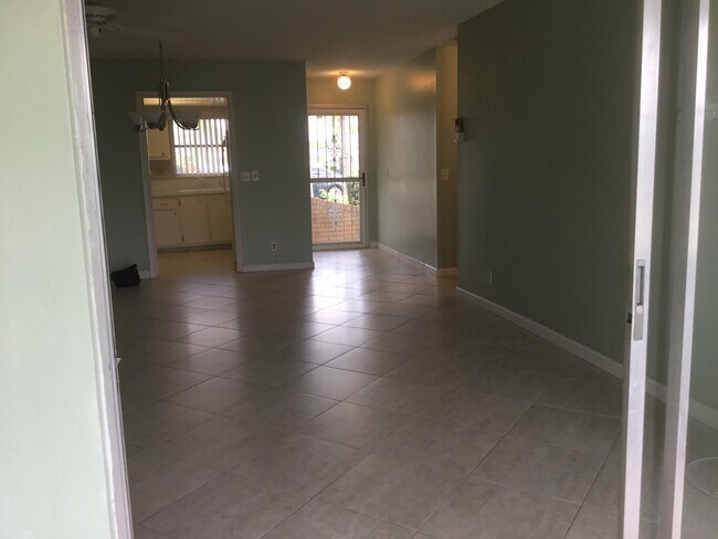 Building Photo - 2533 Dudley Dr W