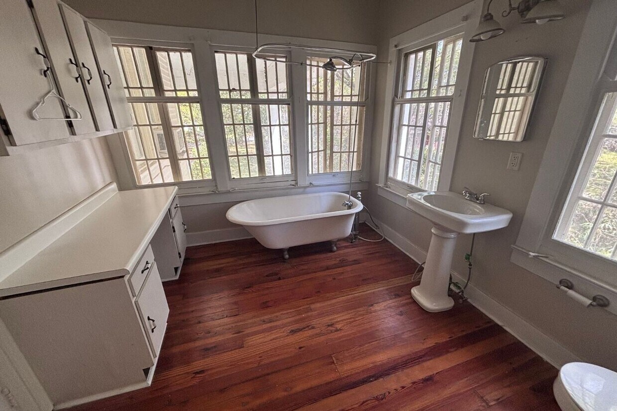Building Photo - 1 Bed, 1 Bathroom Apartment Now Available ...