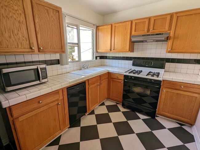 Building Photo - 1331 N Poinsettia Pl