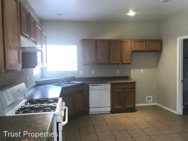 Building Photo - 3 br, 2.5 bath House - 2813 Carretas Dr