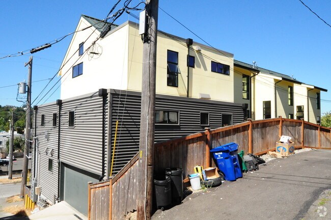 Building Photo - Chris Apartments