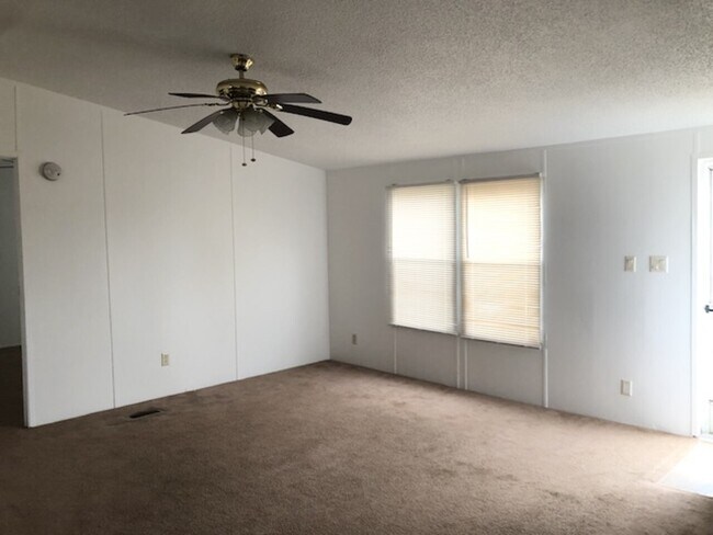 Building Photo - 425 Busy Bee Road