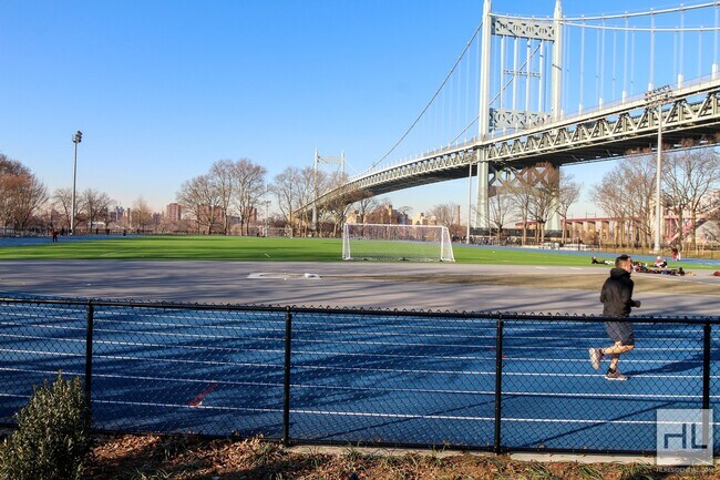 Building Photo - 1.5 BEDROOM ON ASTORIA PARK SOUTH
