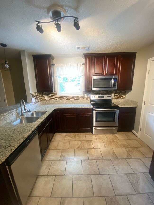 Building Photo - Charming 3-Bedroom Ranch !! "ASK ABOUT OUR...