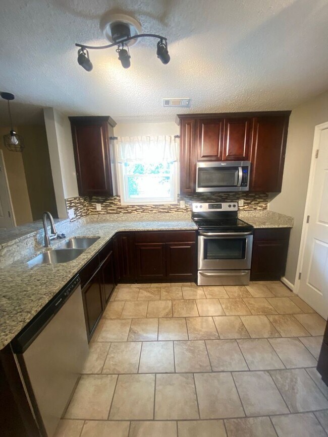 Foto del edificio - Charming 3-Bedroom Ranch !! "ASK ABOUT OUR...