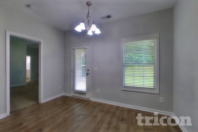 Foto del edificio - 713 W Coker Way