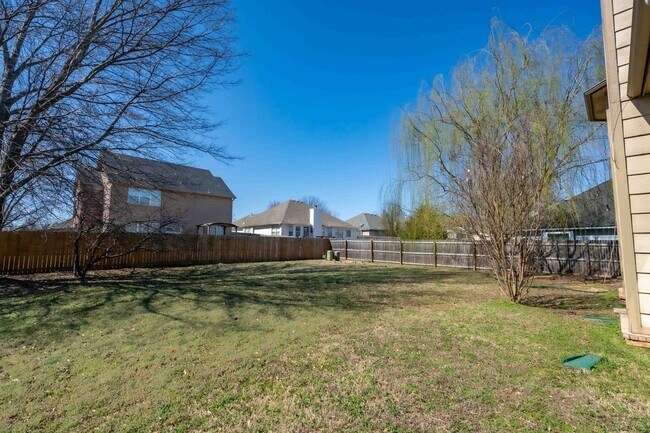 Building Photo - NEW CARPET, FRESH PAINT, PROFESSIONALLY CL...