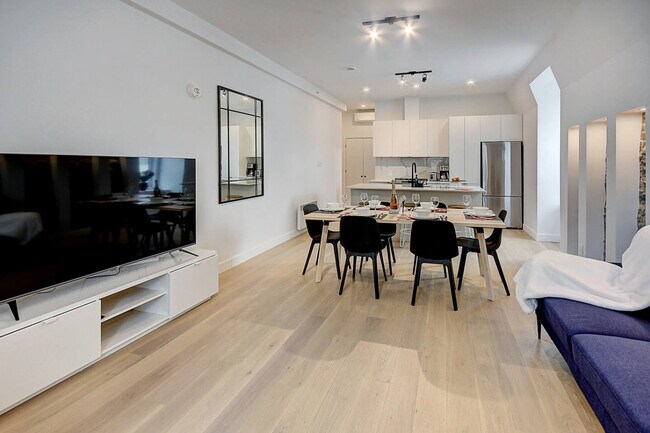 Building Photo - 2312 Rue Sainte-Catherine E