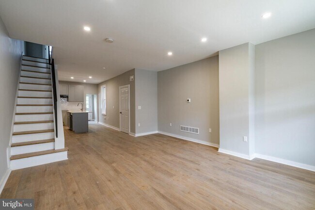Building Photo - 6129 Reedland St