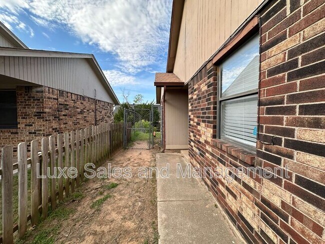 Building Photo - 520 Peppertree Ln