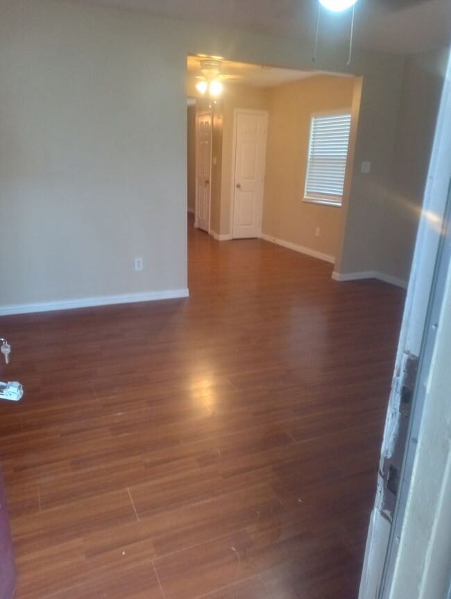 Building Photo - 3 Bedroom 2 bath house