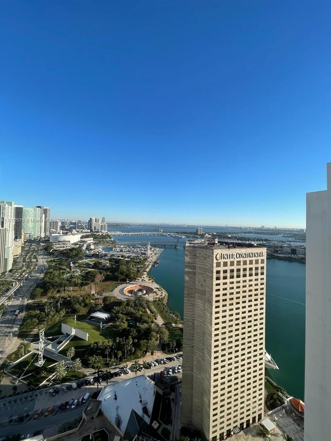 Foto del edificio - 325 S Biscayne Blvd