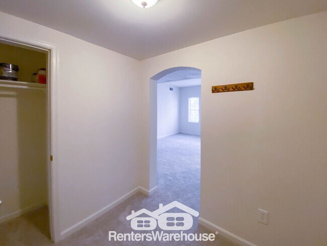 Building Photo - Simply Beautiful, Spacious 2 Bd/1Bth Condo on 50 acres of parklike setting w/ winding paths!