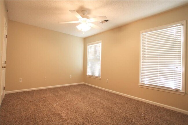 Foto del edificio - Home available now!