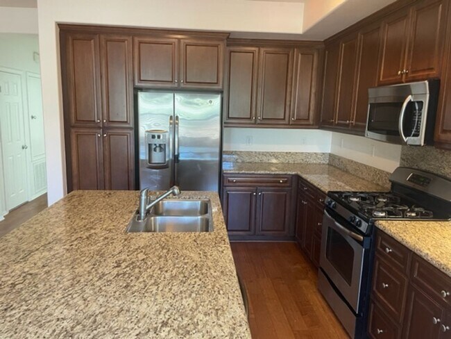 Building Photo - Stunning 3 story 3 bedroom 3 bath townhome