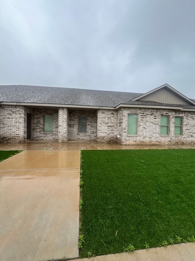 Foto principal - Escape the Ordinary in Viridian Townhomes!