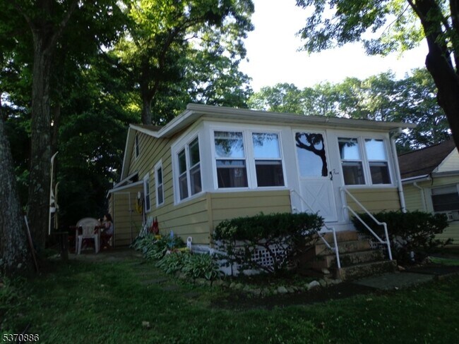 Building Photo - 19 Windemere Ave