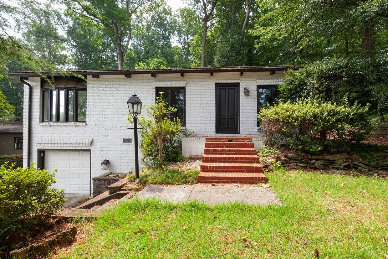 Foto principal - Spacious 4/3 Home w/ Gorgeous Fenced Backy...