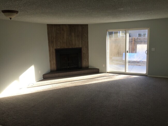 Foto del edificio - Ready first of June / 3 bedroom 2 bathroom...