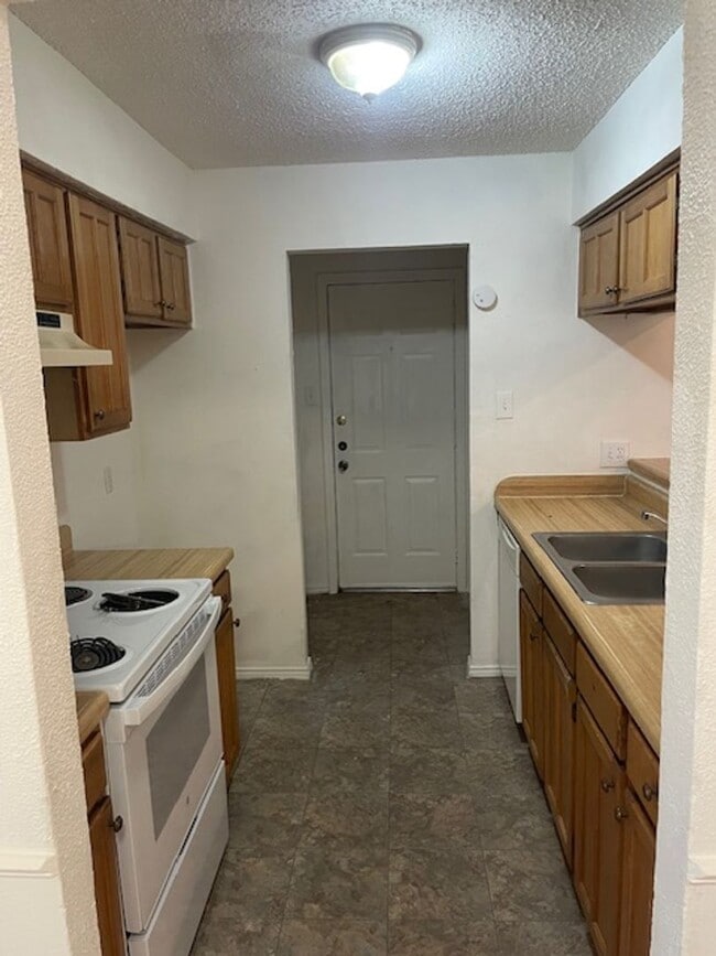 Foto del edificio - 716 Woodland Ct