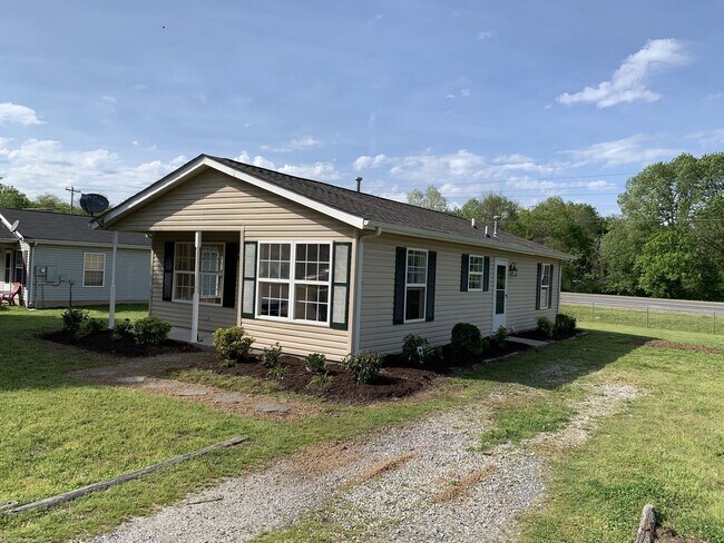 Building Photo - 3 Bed, 1 Bath w/ Wood Look Floors Throughout