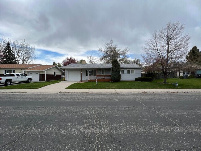 Building Photo - 3 Bed 1 Bath Home In Lander, WY in Great N...