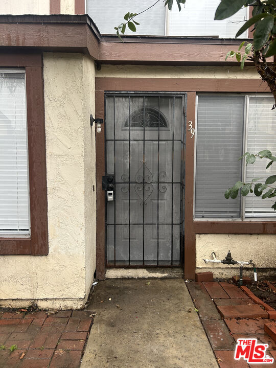 Foto del edificio - 14501 Tupper St