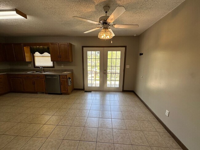 Building Photo - Charming 3 bedroom 2 bathroom home