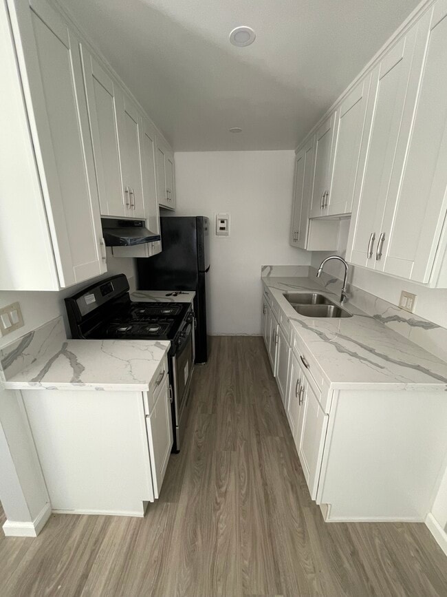 Building Photo - 730 N Mariposa Ave