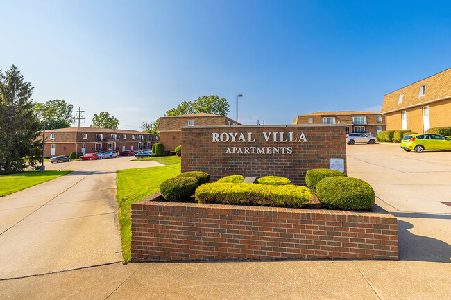 Letrero del complejo - Royal Villa Apartments