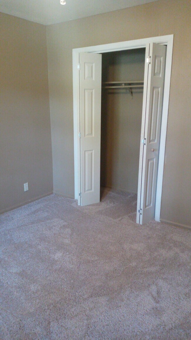 Room 1 - 7528 Olusta Dr