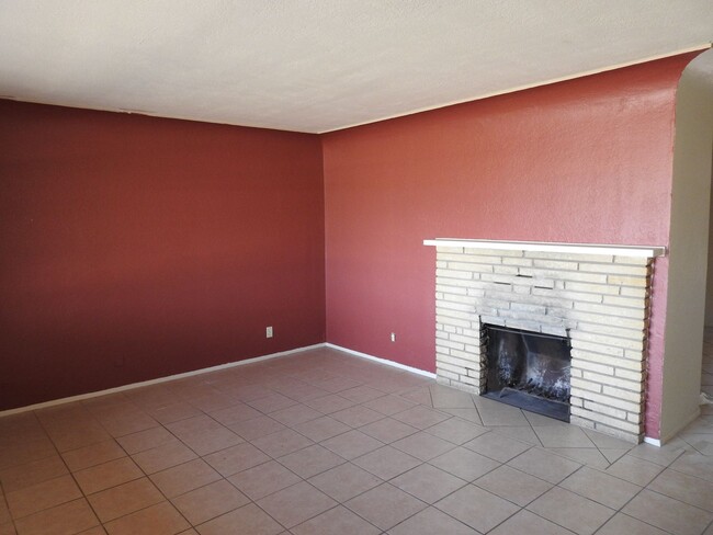 Building Photo - Large 4 Bedroom, 2 bath in NE Heights (Ava...