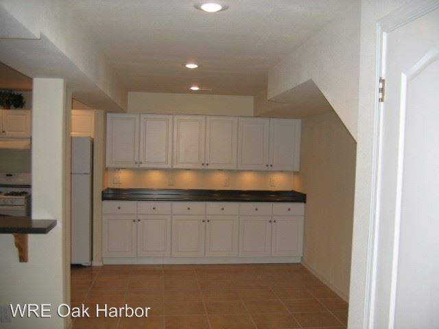 Building Photo - 2235 Cove Dr