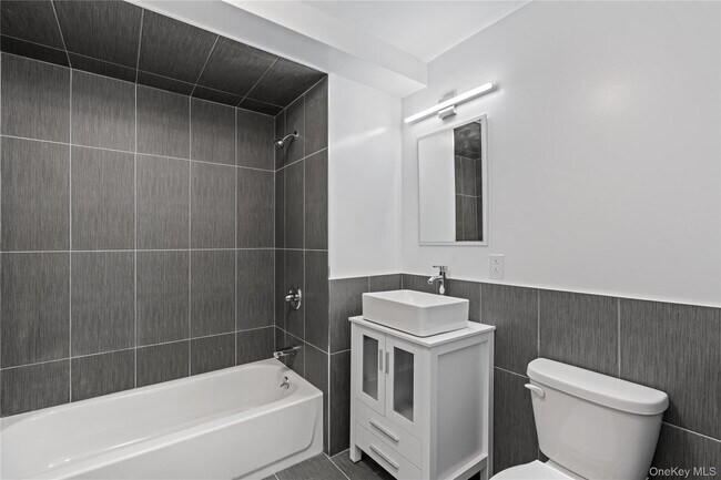 Foto del edificio - 135 Wakefield Ave