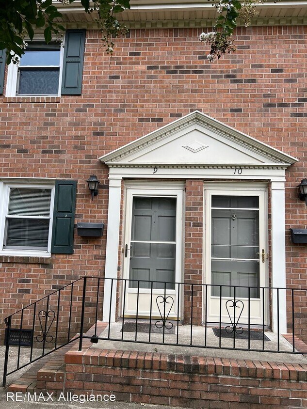 Primary Photo - 2 br, 1 bath House - 1245 LASKIN ROAD #9