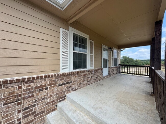 Building Photo - Three bed two bath in Fischer close to Can...