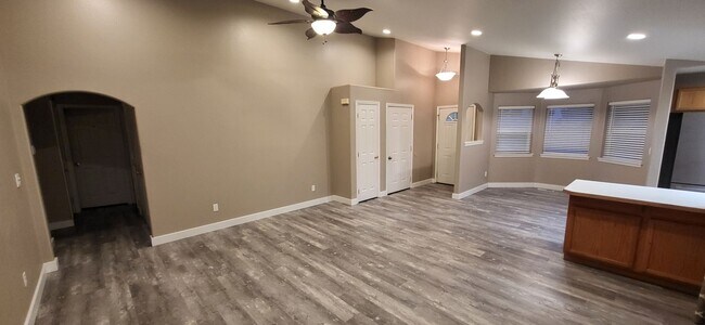 Foto del edificio - 3 Bed 2 Bath Single level -Trex Deck- Larg...