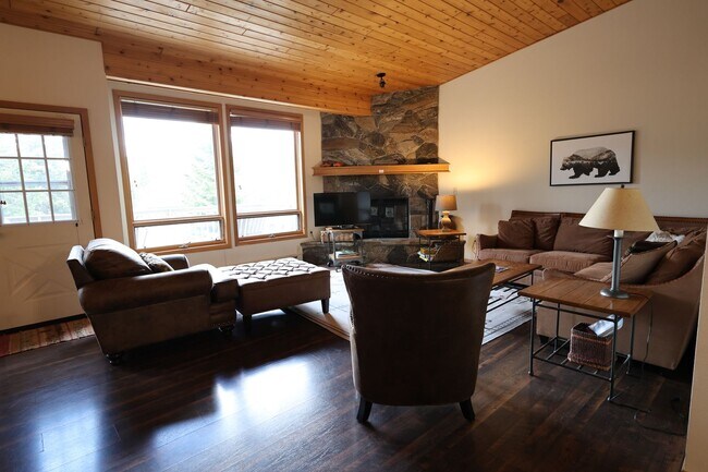 Foto del edificio - Large Condo with Garage