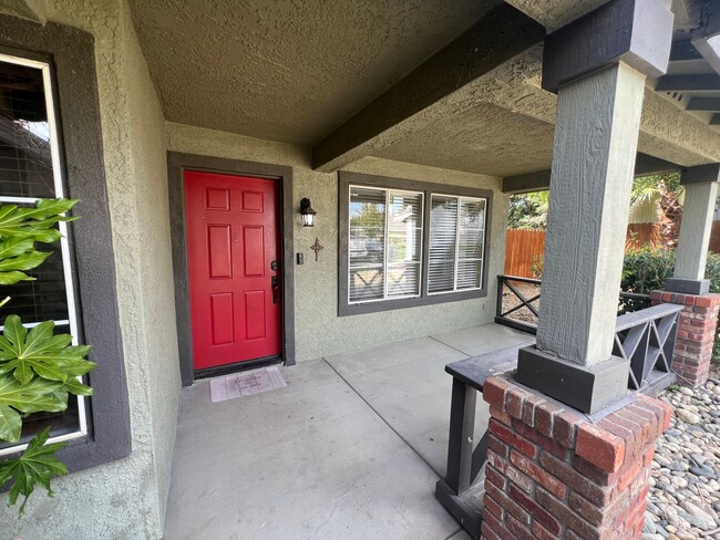 Building Photo - 3 bedrooms + an office and built in swimmi...